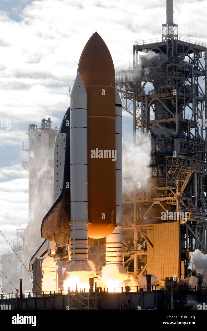 Lo Space Shuttle Atlantis si solleva dalla sua rampa di lancio presso il Kennedy Space Center, Florida. Foto Stock
