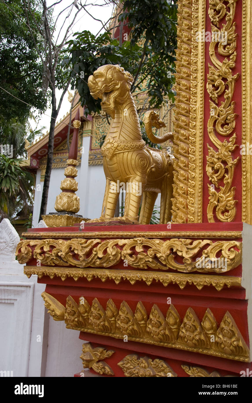 Golden Lion sta di guardia al Wat Inpeng Vientiane Laos Asia Foto Stock