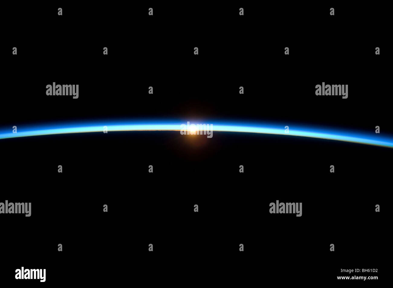 23 novembre 2009 - La sottile linea dell'atmosfera della terra e del sole al tramonto. Foto Stock