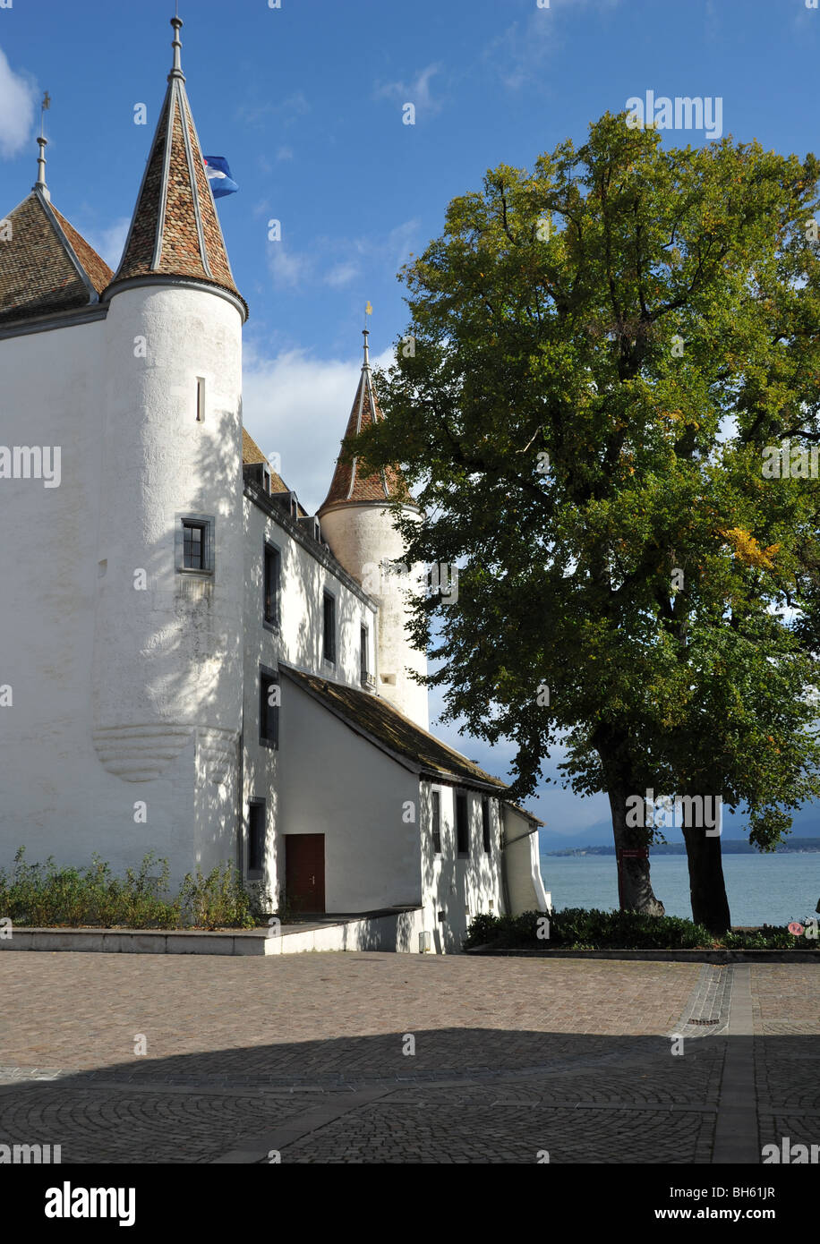 Il castello bianco a Nyon sul Lago di Ginevra, Vaud, Svizzera. Il castello è oggi un museo di realizzato localmente in porcellana. Foto Stock