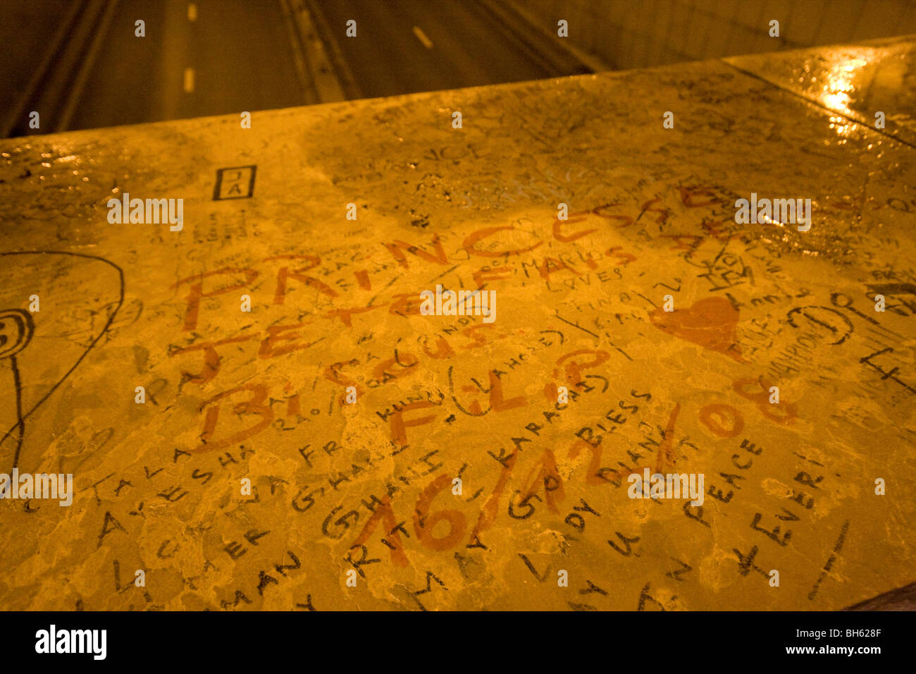 Graffiti lasciati da persone in lutto presso la scena dove la Principessa Diana del Galles è morto in un incidente stradale il 31 agosto 1997. Foto Stock