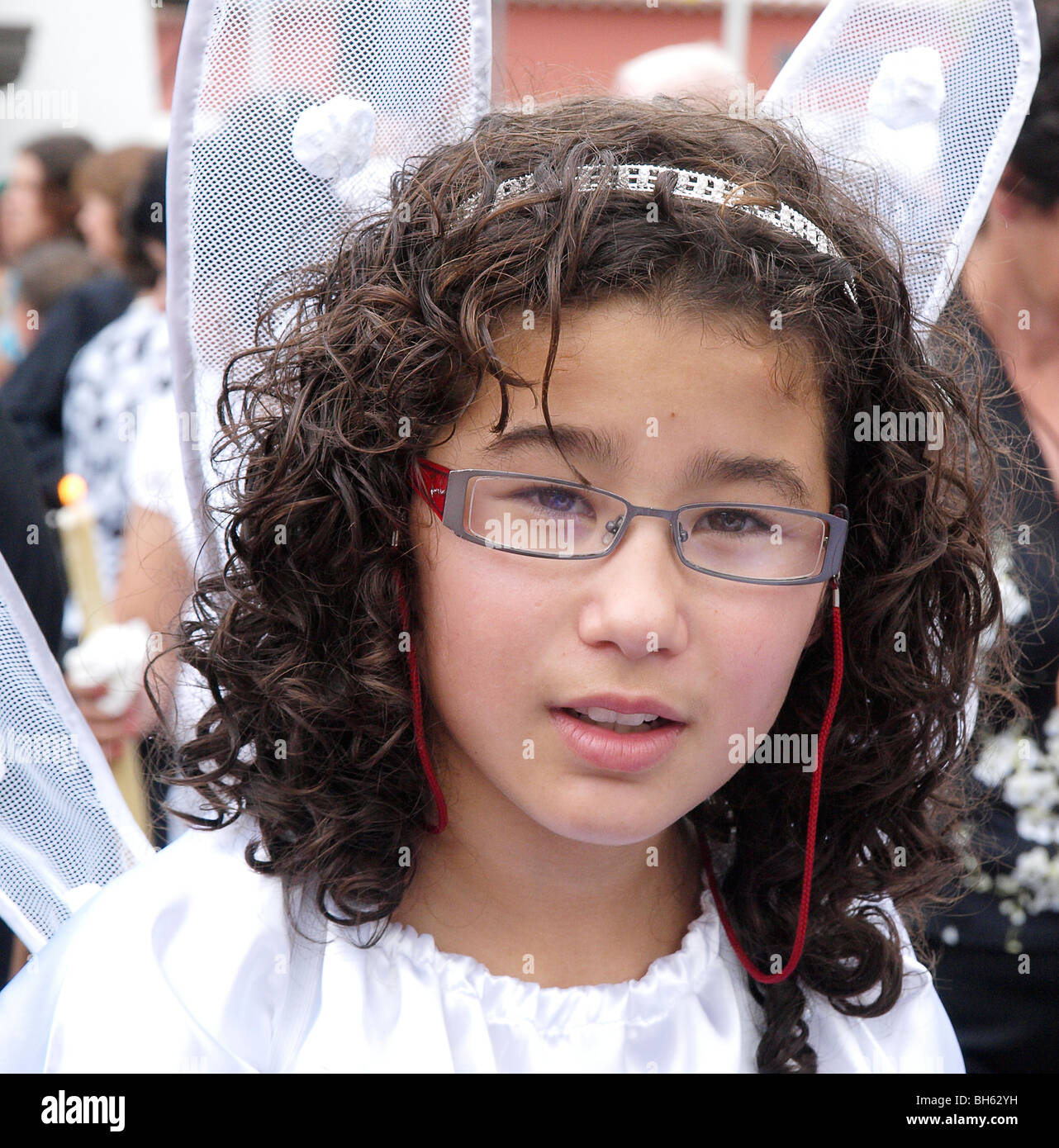Giovani locali ragazza vestita come un agel durante il 'religions tradizionale celebrazione' in 'Ponta Delgada', Nord Madeira Portogallo Foto Stock