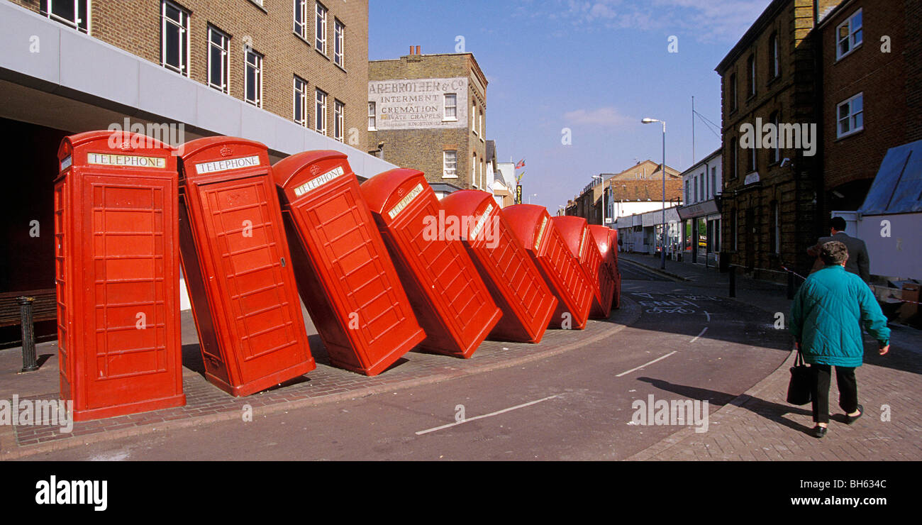 La scultura di rosso cabine telefoniche, sobborghi di Londra, Londra, Inghilterra Foto Stock
