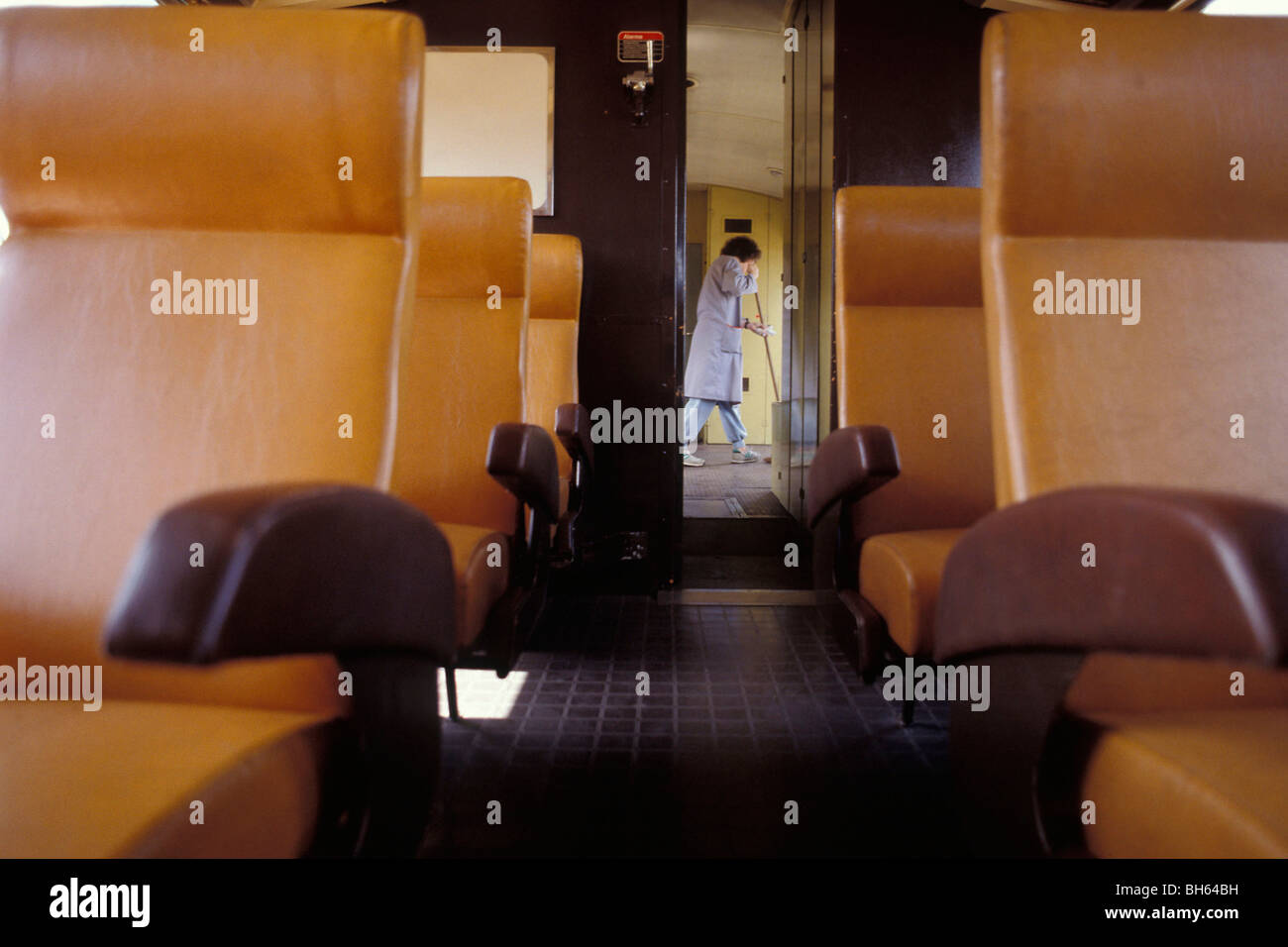 Donna delle pulizie in servizi di manutenzione all'interno di un automobile per passeggeri, CAEN DEPOT, Calvados (14), Francia Foto Stock