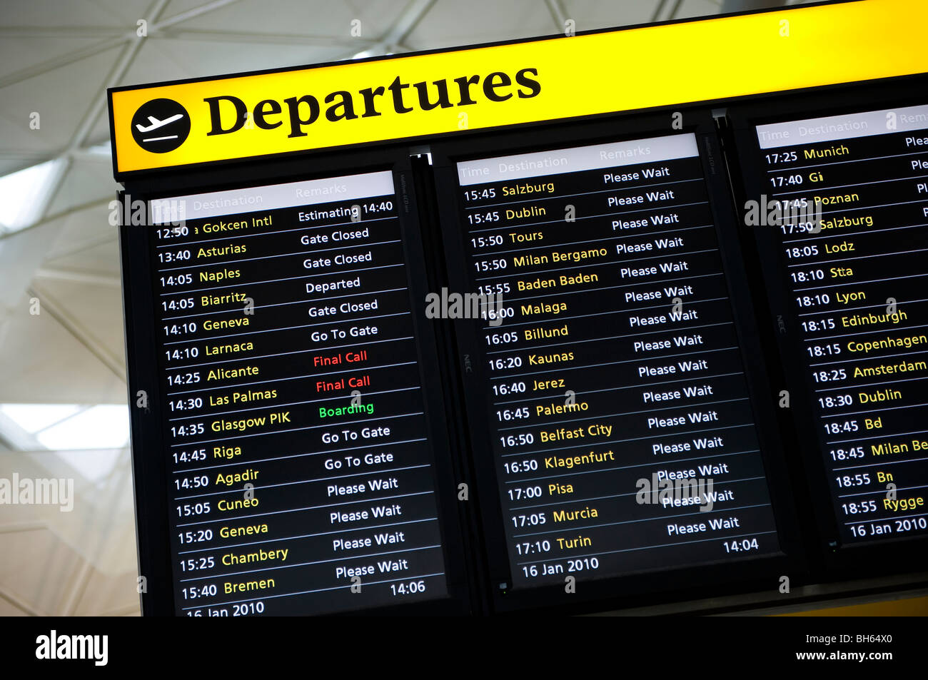 Partenza del volo board presso l'aeroporto di Stansted, Inghilterra Foto Stock