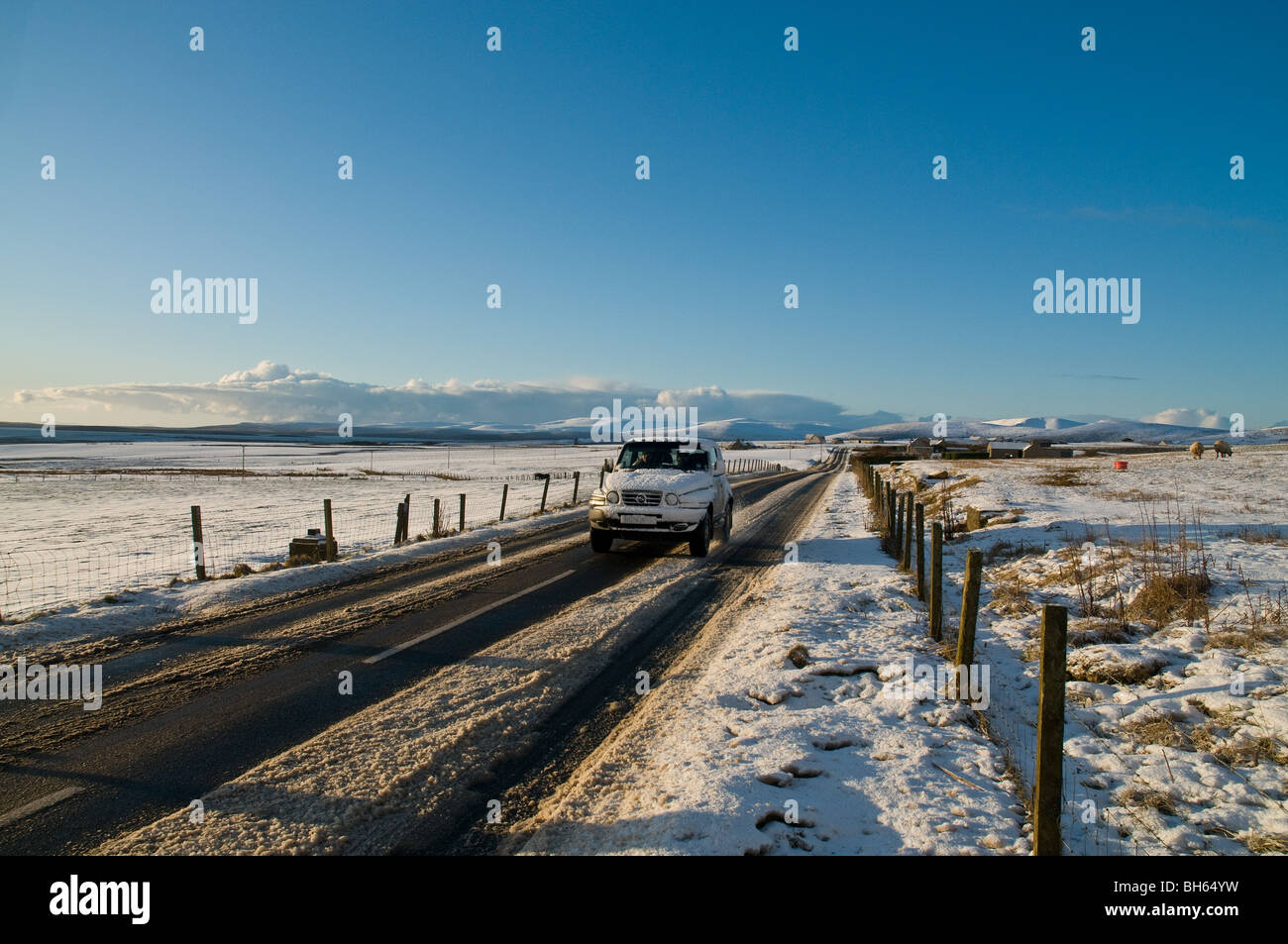 dh SUV veicolo 4x4 NEVE INVERNALE STRADE SCOZIA Auto guida sulla strada innevata inverni strada invernale ghiacciata rurale regno unito Foto Stock