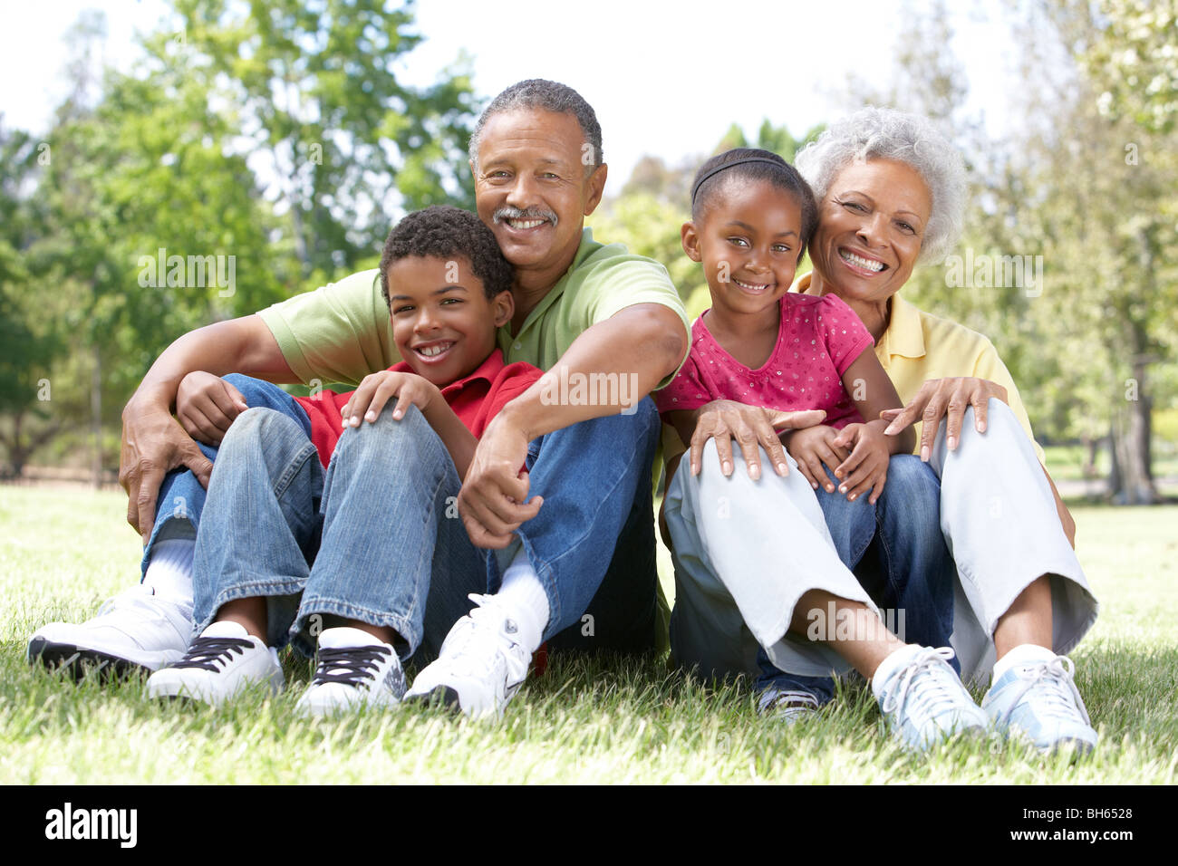 Nonni nel parco con i nipoti Foto Stock