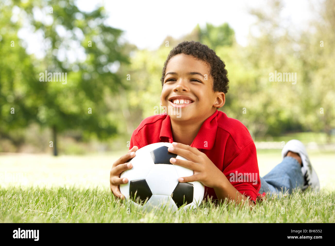 Il ragazzo nel parco con il calcio Foto Stock