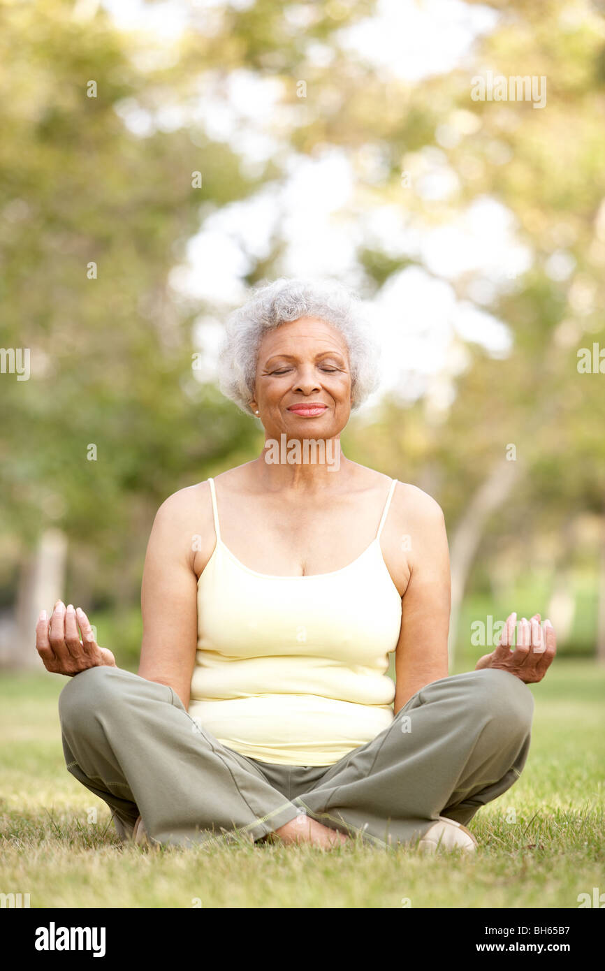 Senior donna fare yoga in posizione di parcheggio Foto Stock