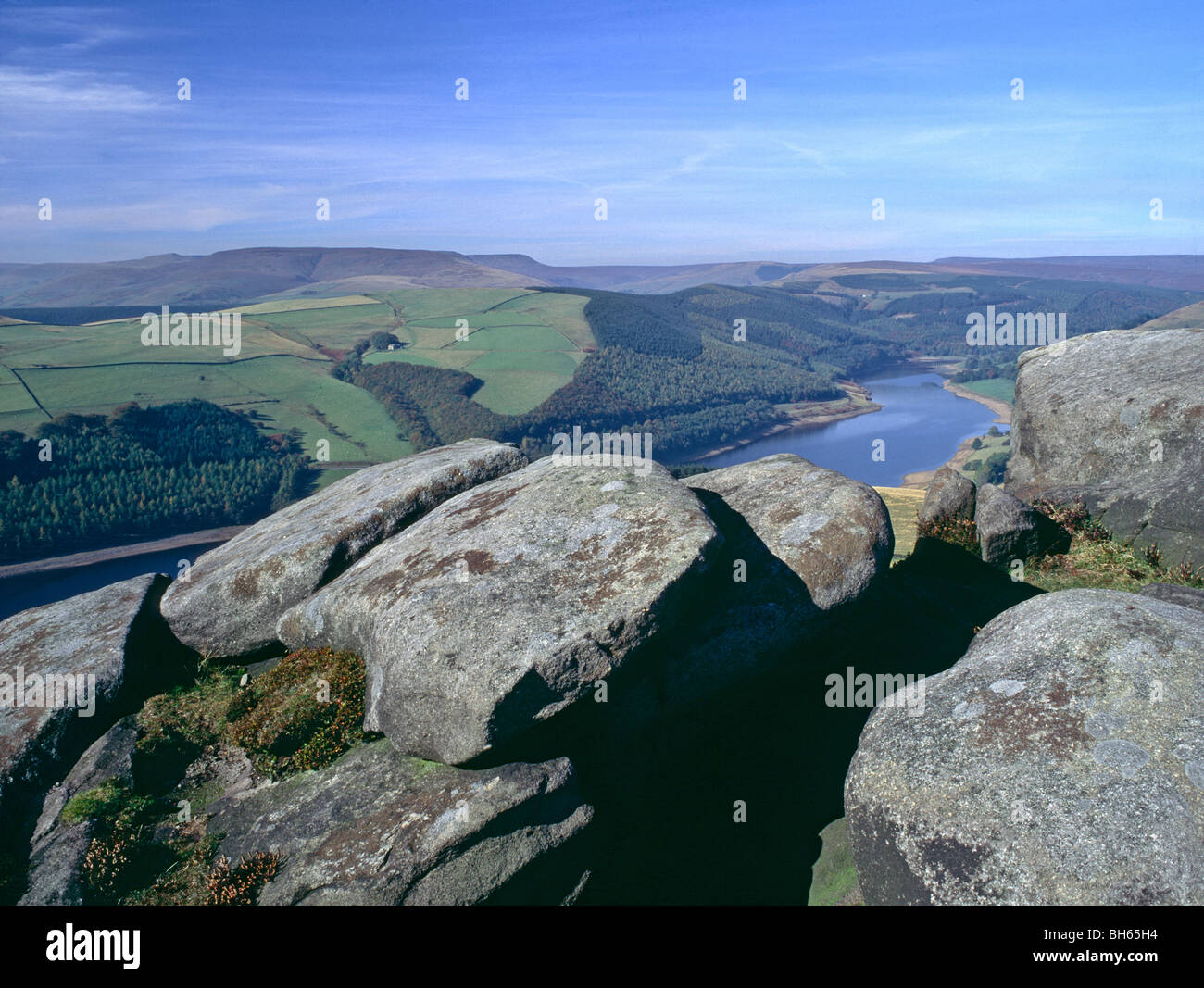 Serbatoio Ladybower e Howden Mori dal bordo Derwent, Parco Nazionale di Peak District, Derbyshire, Inghilterra Foto Stock