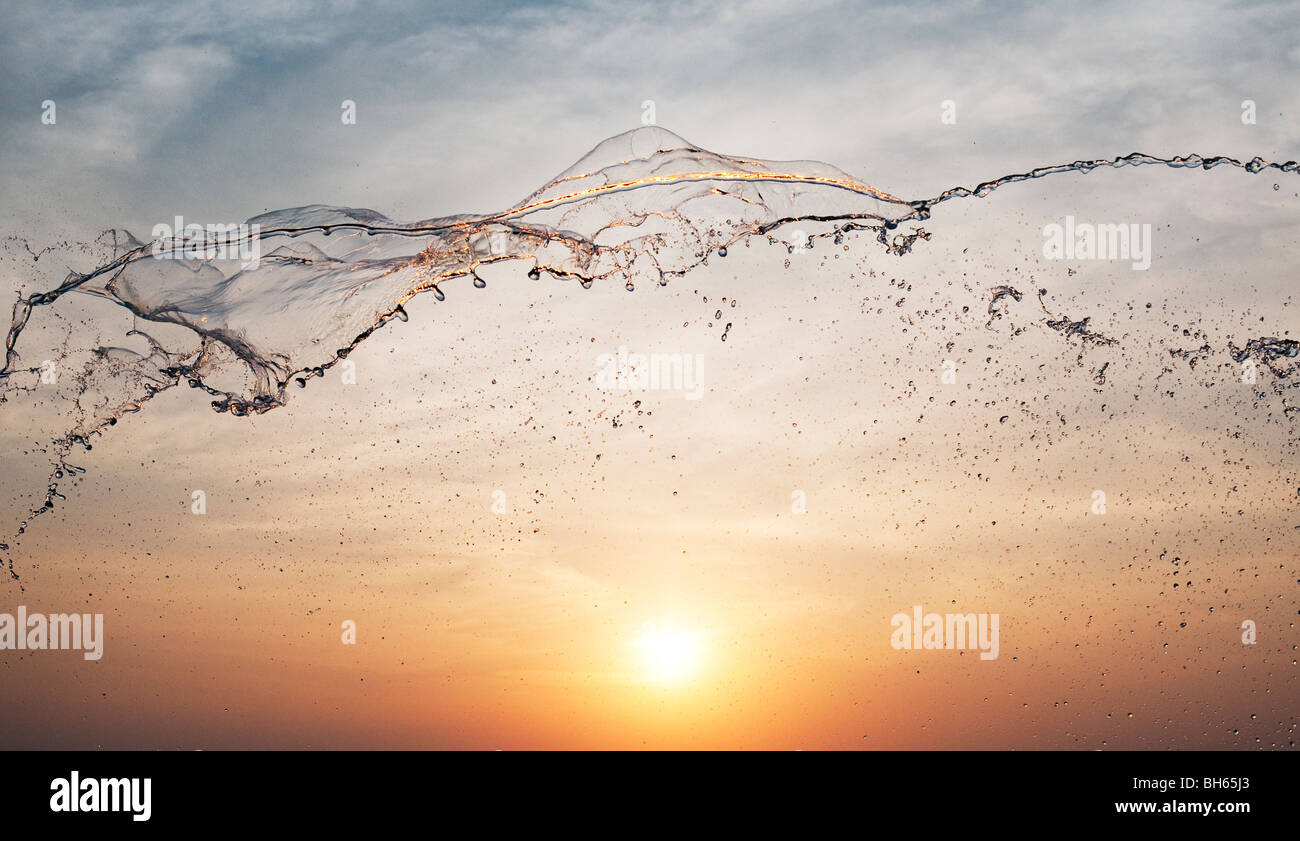 Gettato acqua contro il tramonto. Andhra Pradesh, India Foto Stock