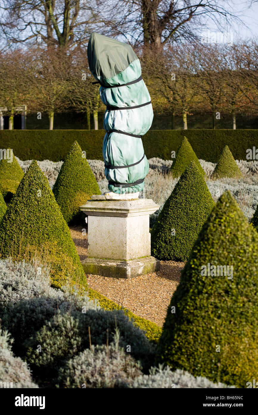 Statua avvolto per la protezione dal gelo, nel giardino formale al lato est  della casa di prosciutto. Ham Casa, Surrey. Regno Unito Foto stock - Alamy