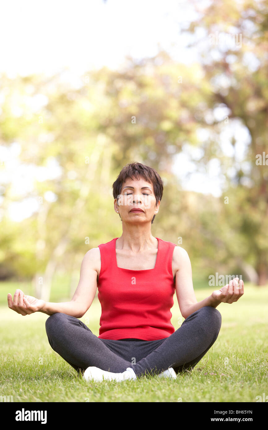 Senior donna fare yoga in posizione di parcheggio Foto Stock