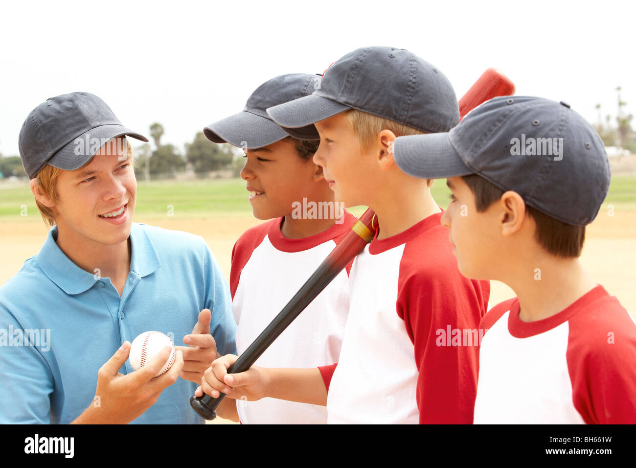 Ragazzi in squadra di baseball con pullman Foto Stock