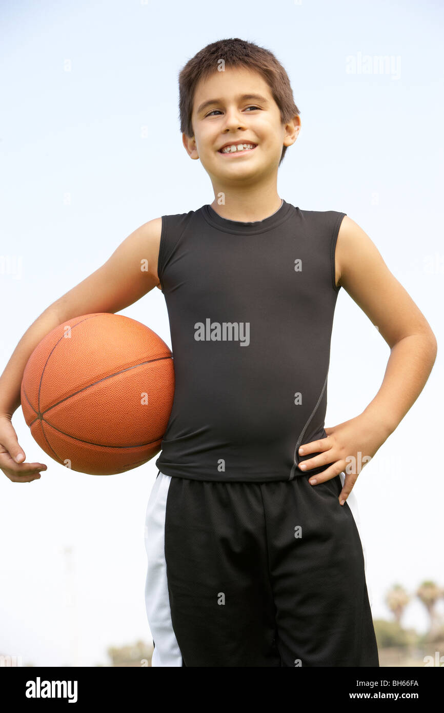 Giovane ragazzo giocare a basket Foto Stock