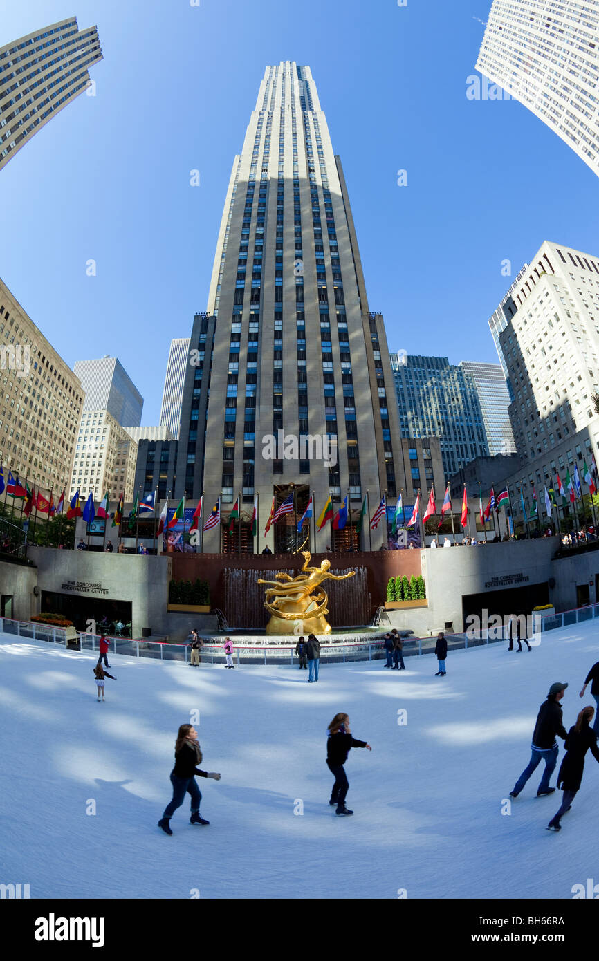 Stati Uniti d'America, la città di New York Manhattan, la pista di pattinaggio su ghiaccio al di sotto del Rockefeller Center edificio sulla Fifth Avenue Foto Stock