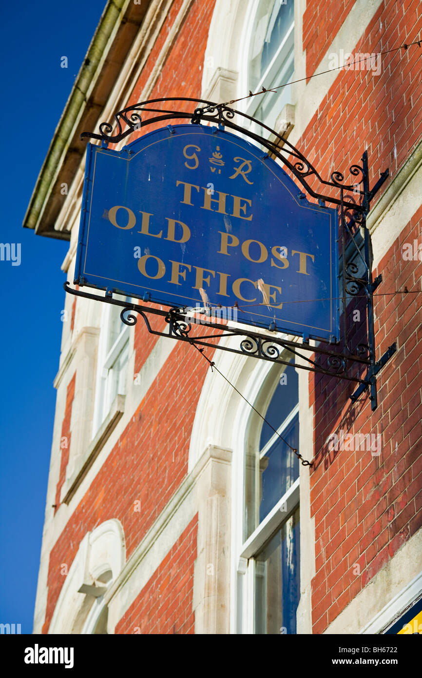 Il vecchio edificio dell'ufficio postale (dettaglio del segno), Dartmouth, South Hams, Devon, Inghilterra, Regno Unito Foto Stock