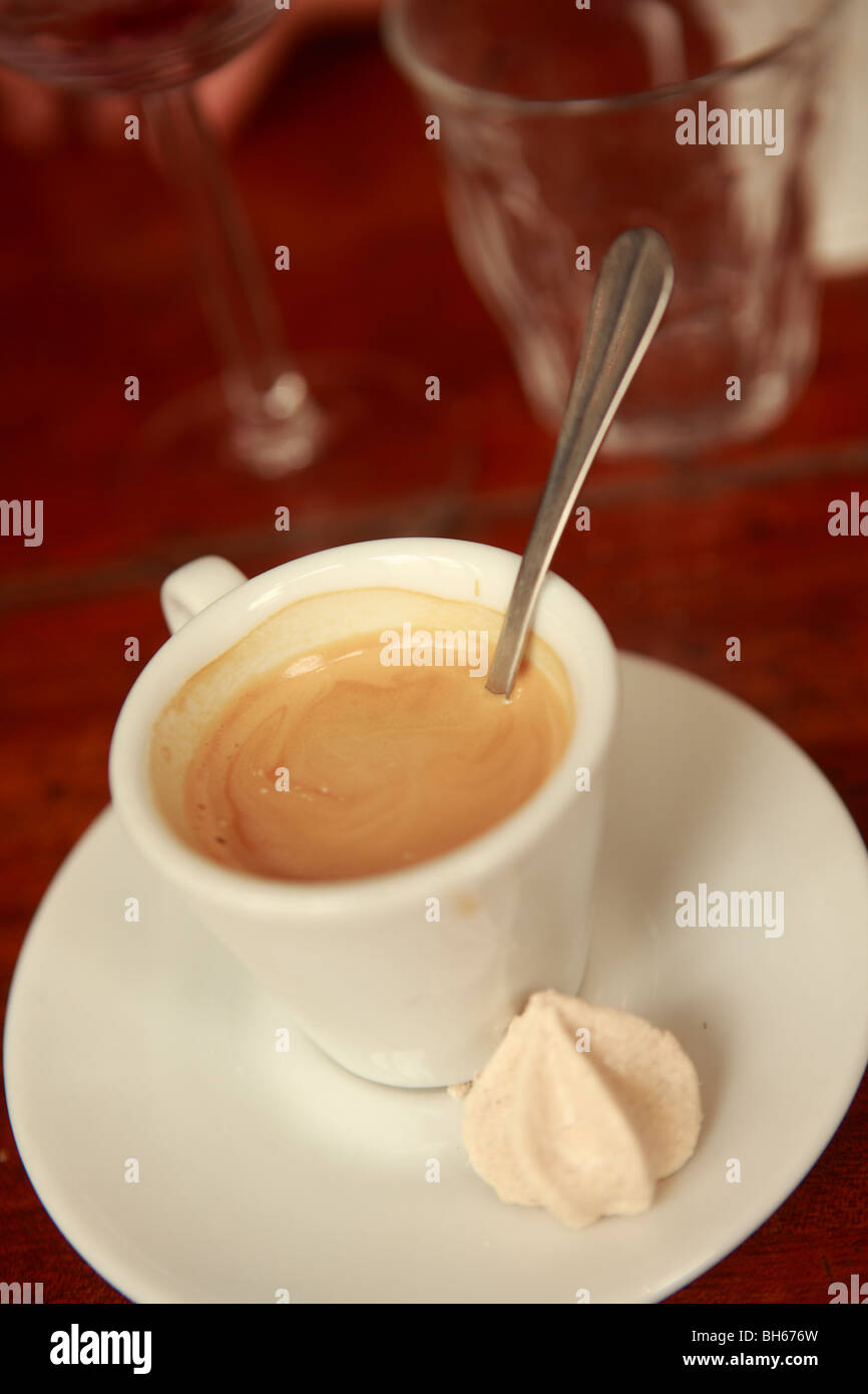 Tazza di caffè espresso in Parigi, con un dolce maringue Foto Stock