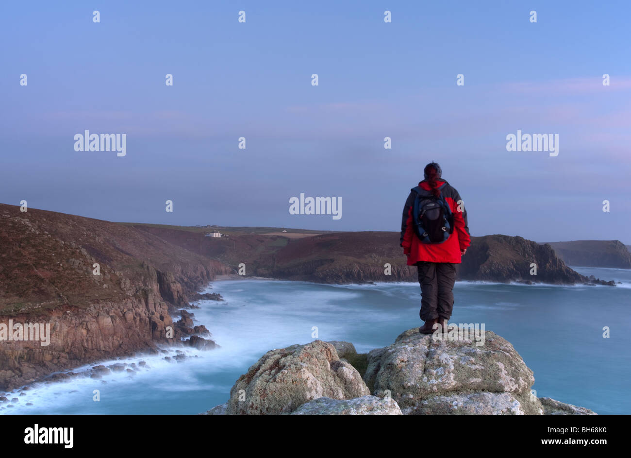 Walker su rocce - scogliere della Cornovaglia. Foto Stock