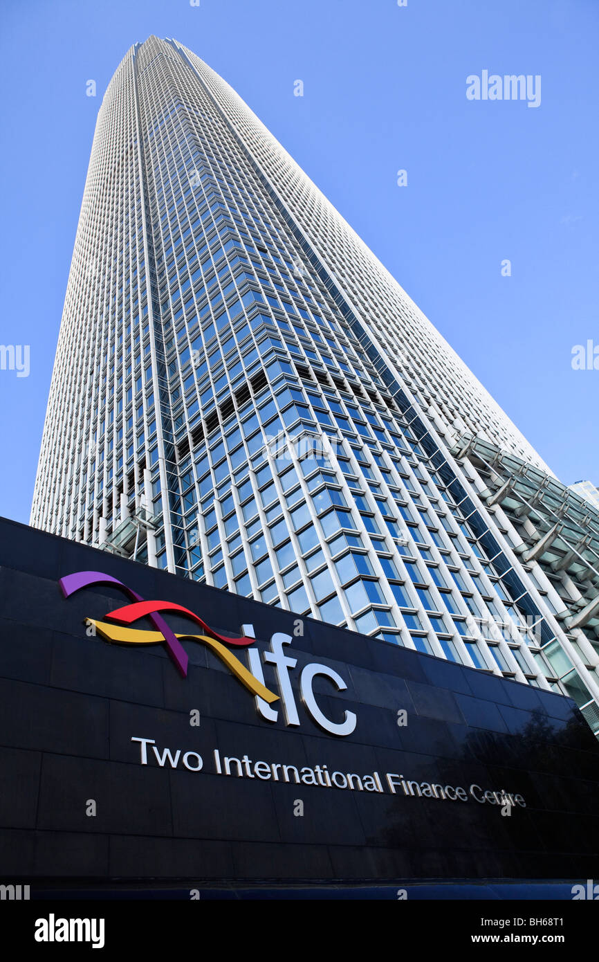 Il segno e la targhetta del nome di due Centro finanziario internazionale (IFC) nel centro di Hong Kong. Foto Stock