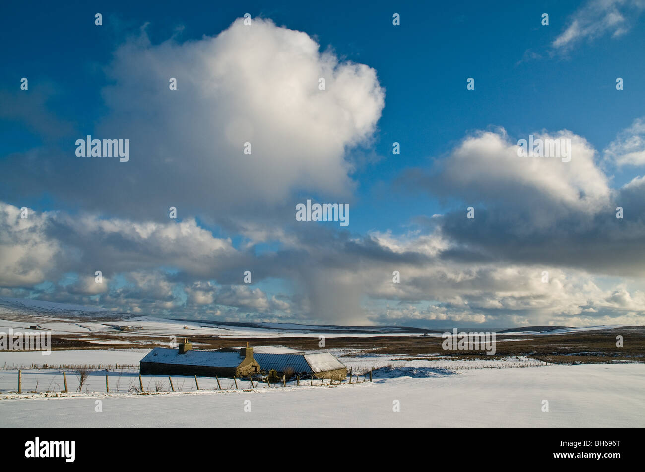 dh Naversdale ORPHIR ORKNEY Snowy Moorland coperto casa colonica ed edifici neve inverno scozia agricoltura paesaggio casa regno unito Foto Stock