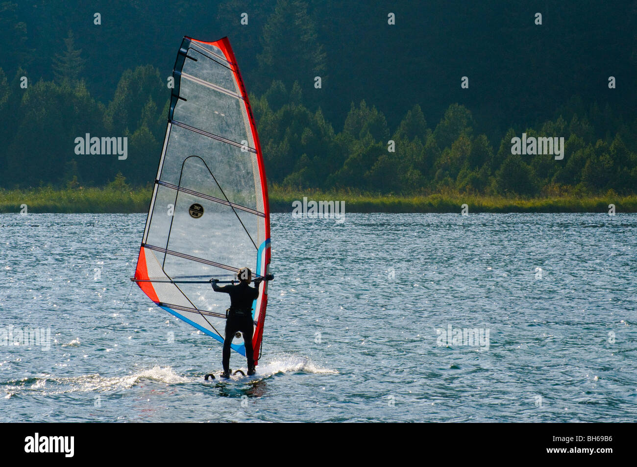 Windsurf sul Heidsee, Lenzerheide, Grigioni, Svizzera Foto Stock