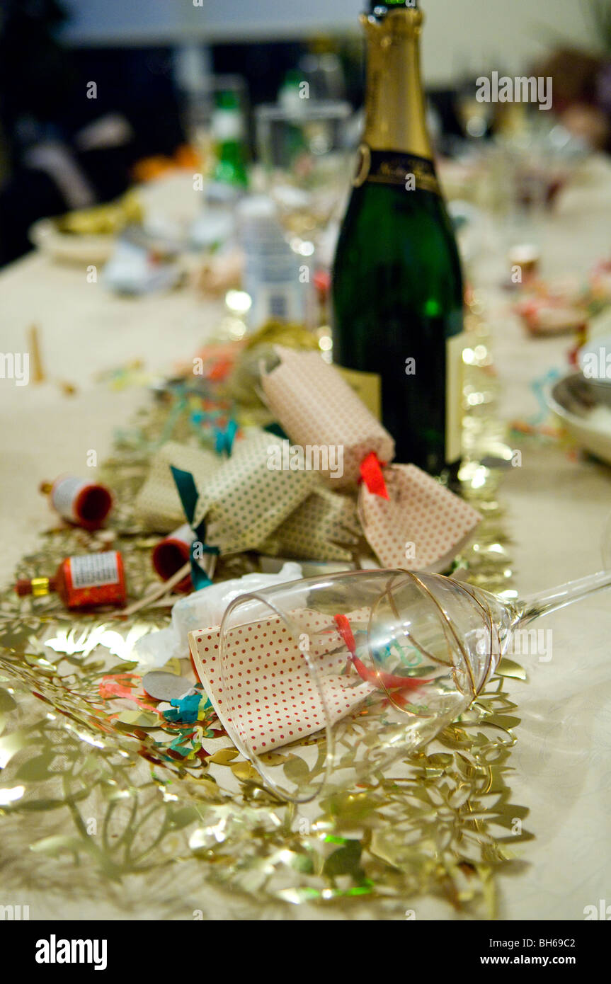 Usato Christmas Cracker e svuotare la bottiglia di Champagne dopo una festa di Natale. Foto Stock
