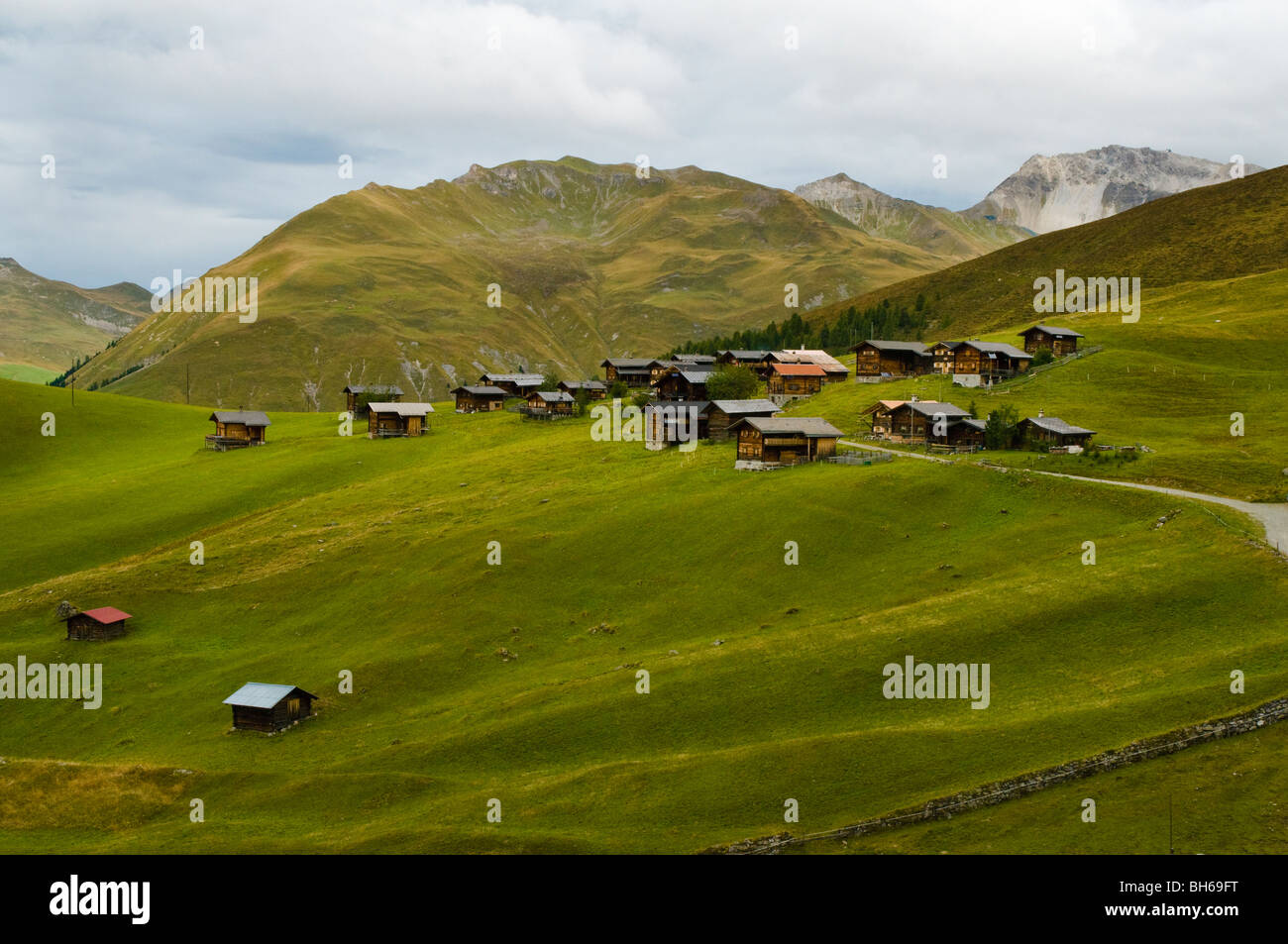 Il villaggio alpino di Medergen sopra Arosa, Grigioni, Svizzera Foto Stock