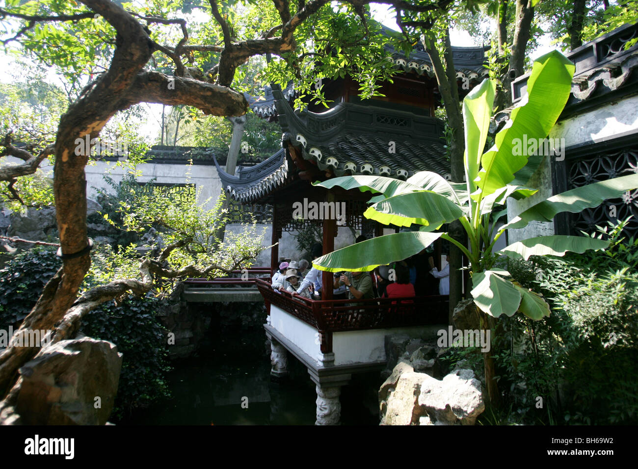 Il Giardino di Yuyuan è un famoso giardino classico situato in Anren Jie nella città di Shanghai. Foto Stock