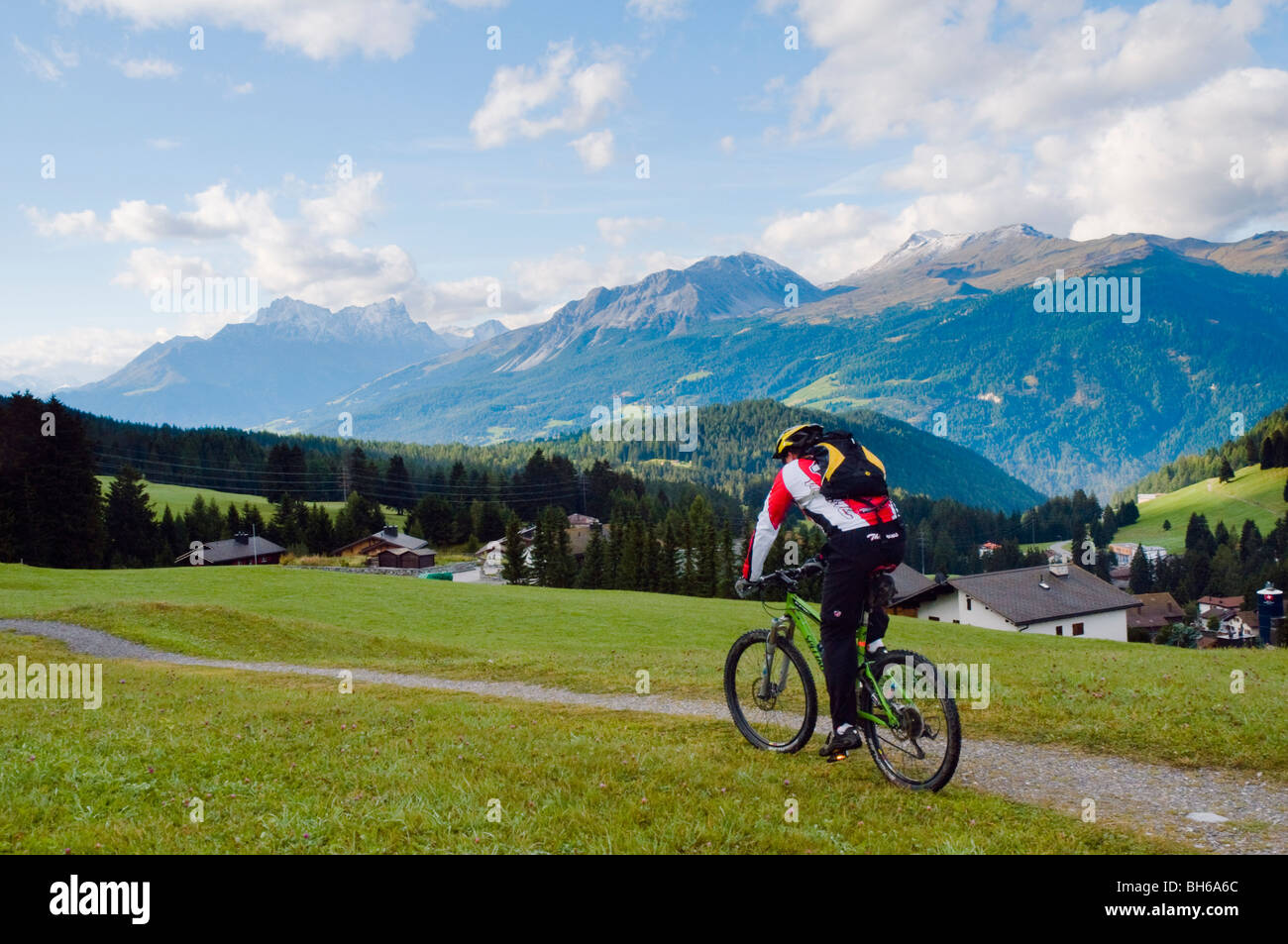 Mountain-biker su un facile sentiero alpino sopra Lenzerheide, Grigioni, Svizzera Foto Stock