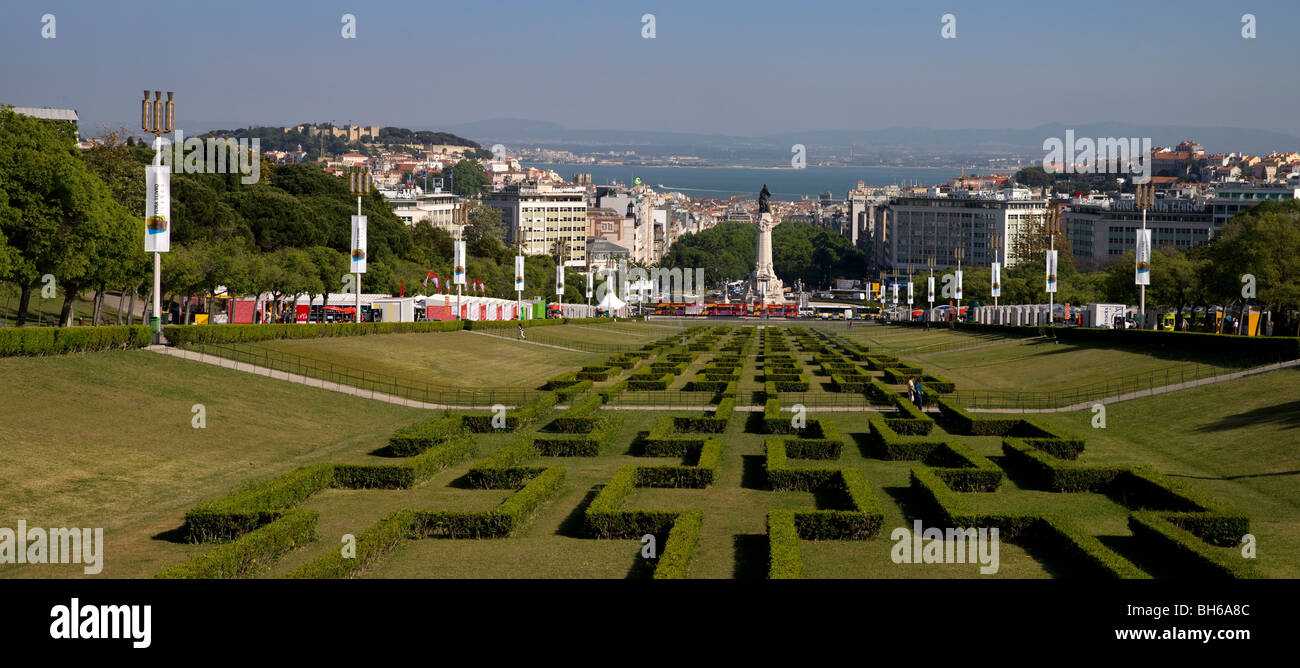 Vista panoramica verso il basso il Parque Edwardo VII al centro della città e al di là del mare, Lisbona, Portogallo, Europa Foto Stock