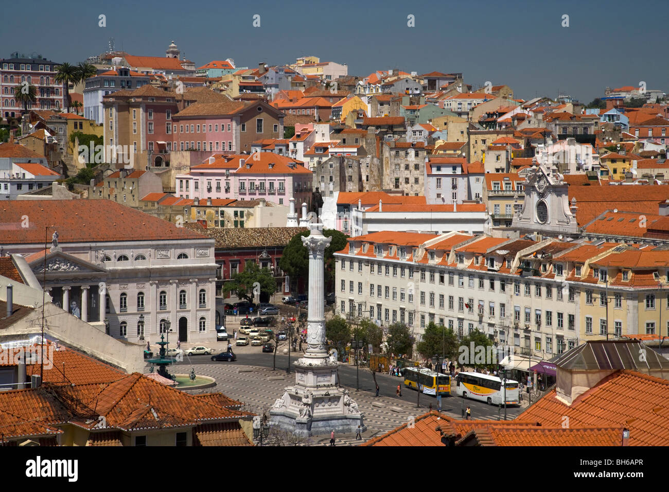 Vista sui tetti e lungo le strade di piazza Rossio e monumento Dom Pedro IV, Lisbona, Portogallo, dell'Europa. Foto Stock