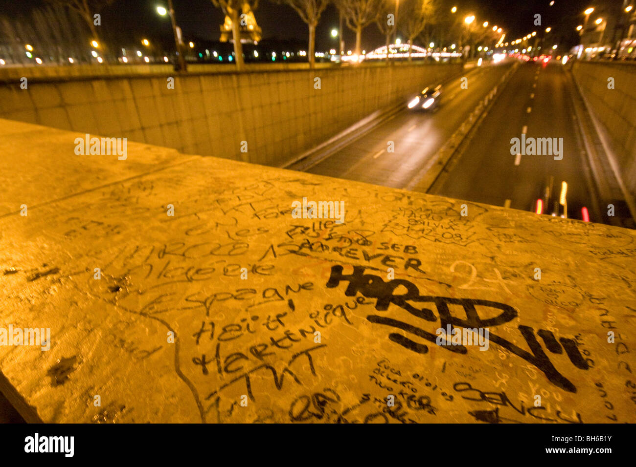 Graffiti lasciati da persone in lutto presso la scena dove la Principessa Diana del Galles è morto in un incidente stradale il 31 agosto 1997. Foto Stock