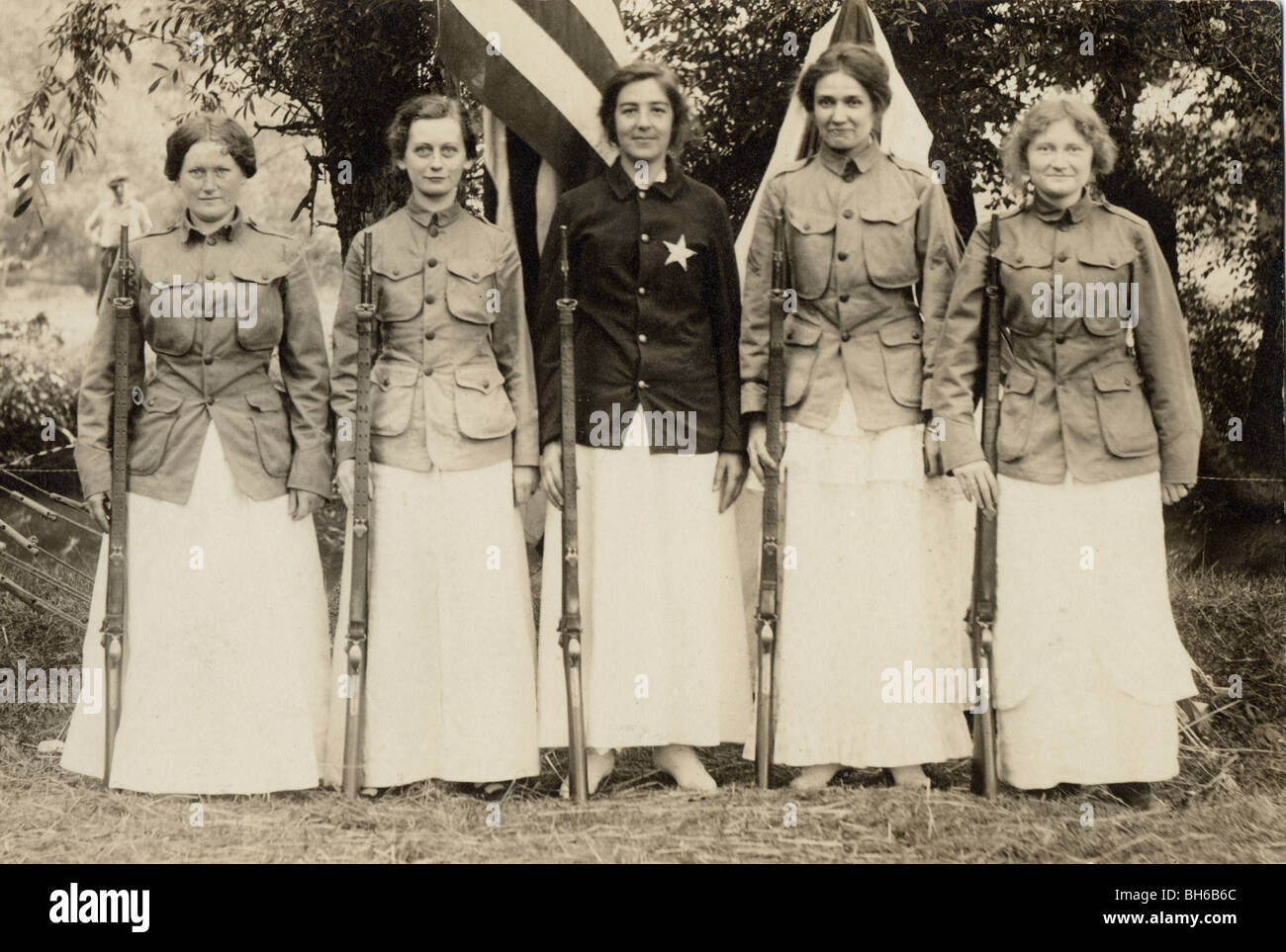 Cinque donne soldato in ingombranti gonne lunghe Foto Stock