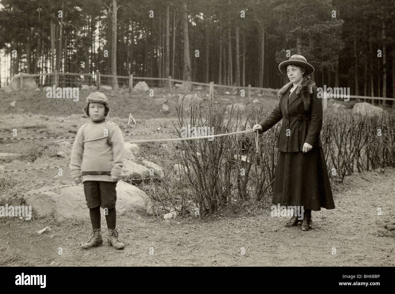 La madre a piedi il suo figlio al guinzaglio Foto Stock