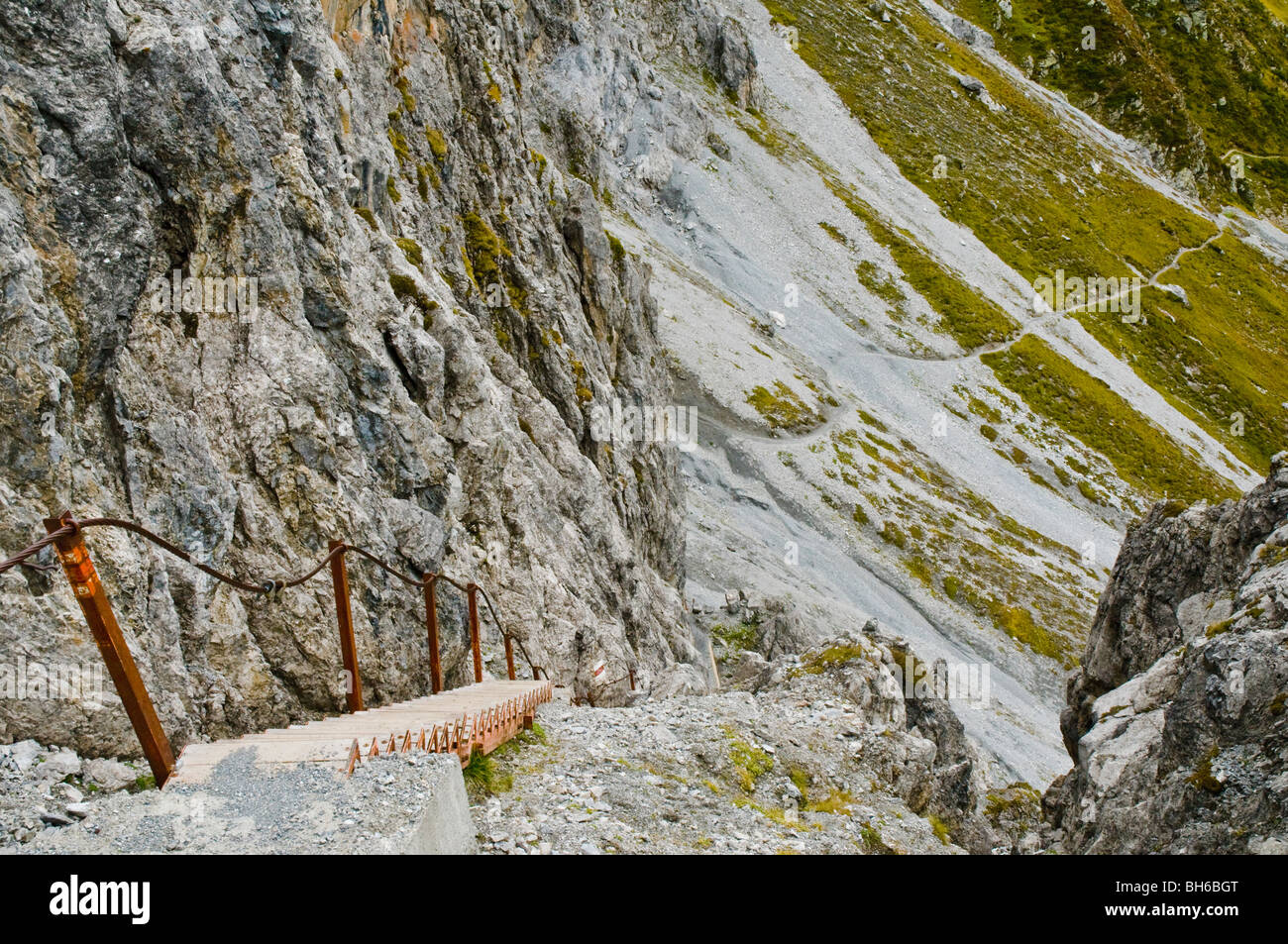 Scala di metallo sulla scogliera della Tritt sopra Arosa, Grigioni, Svizzera Foto Stock