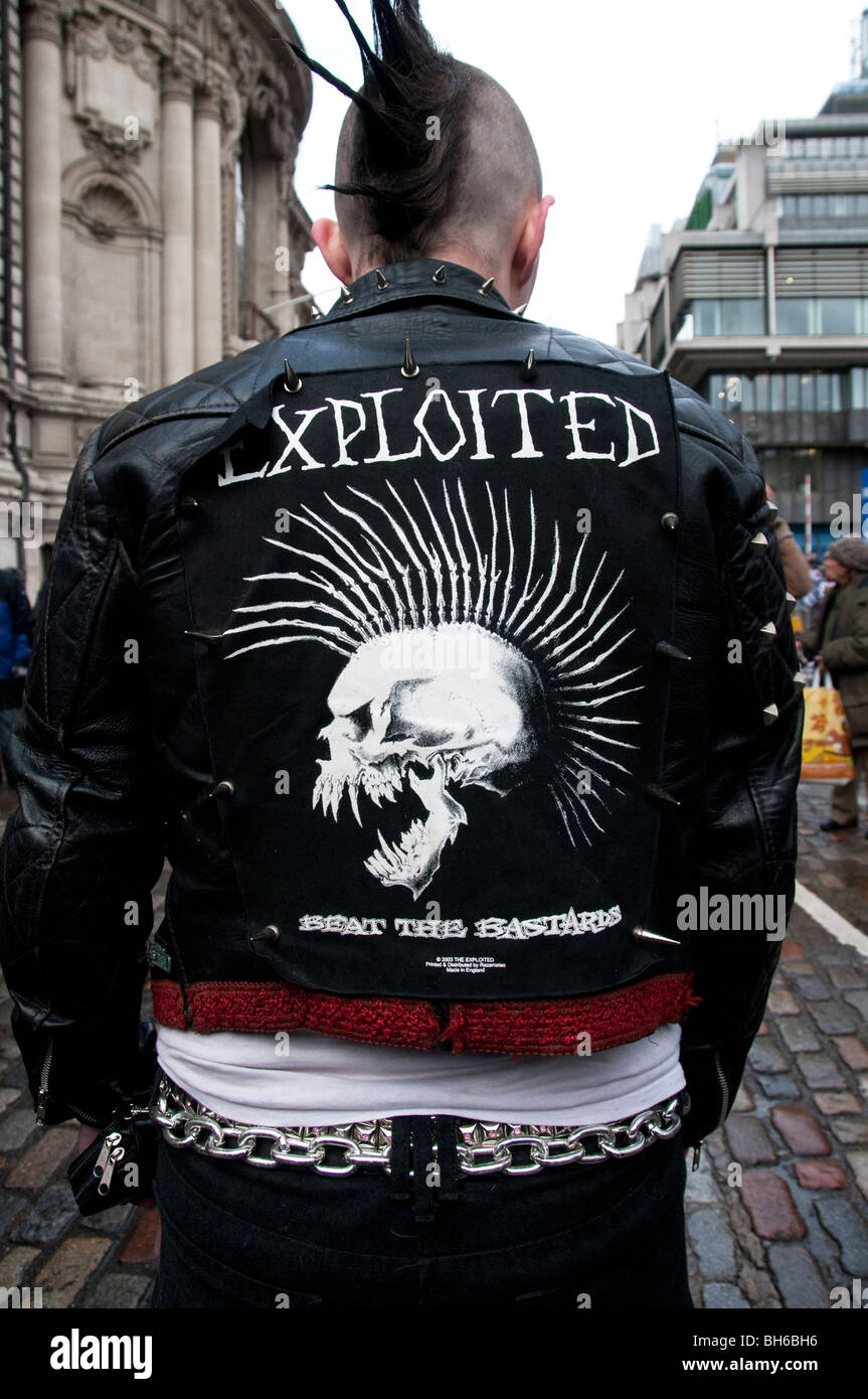 Punk in giacca di pelle e sfruttato slogan sul retro Foto stock - Alamy