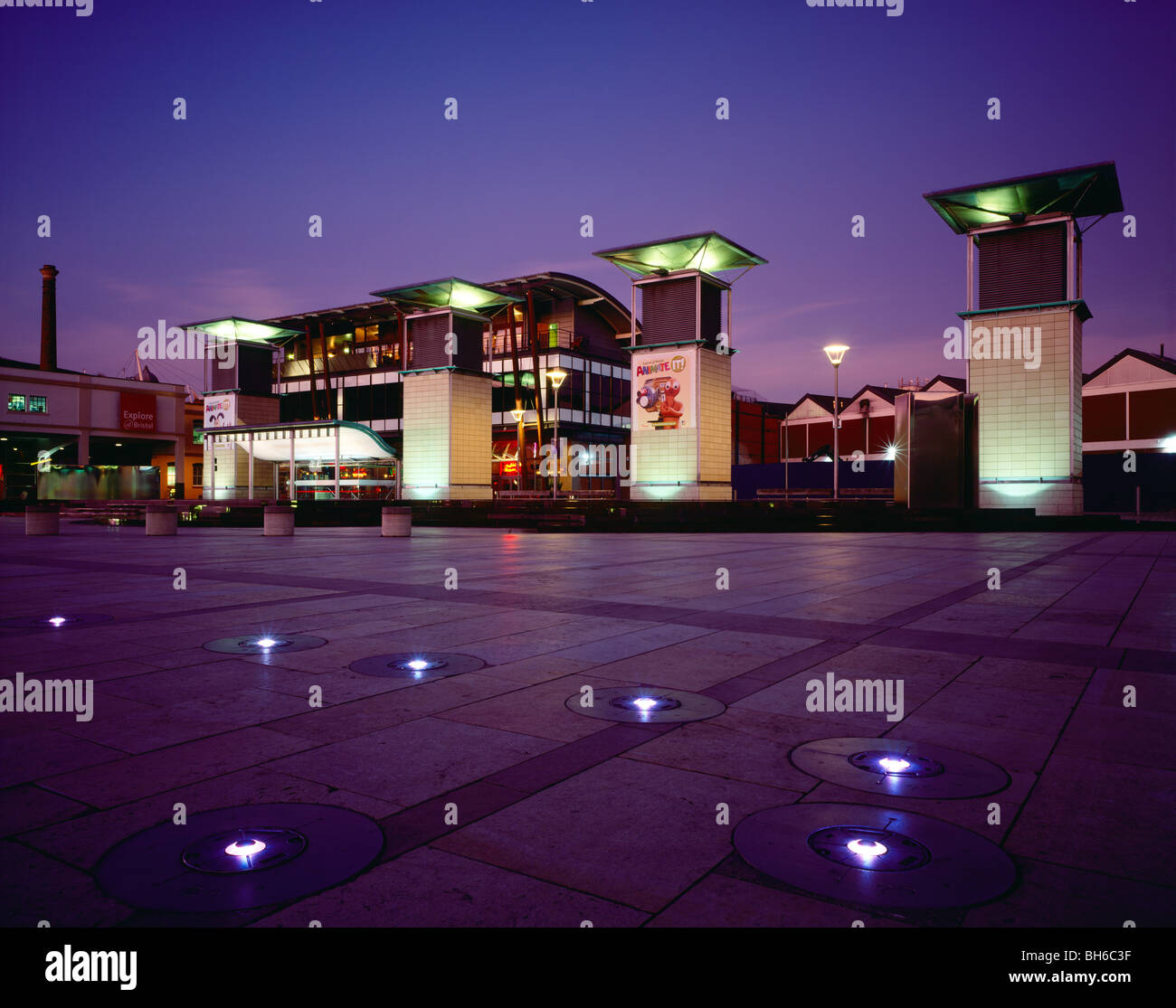 Zenith, l'installazione luminosa ispirata da un analemma dell'artista David Ward nel pavimento della Millennium Square a Harbourside, nella città di Bristol, Inghilterra. Foto Stock