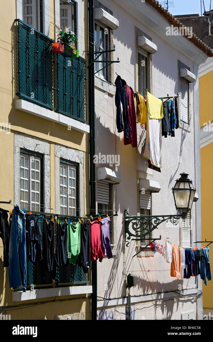 Il lavaggio appesi in belle vecchie case in un labirinto di stretti vicoli del quartiere di Alfama di Lisbona,Portogallo,l'Europa Foto Stock