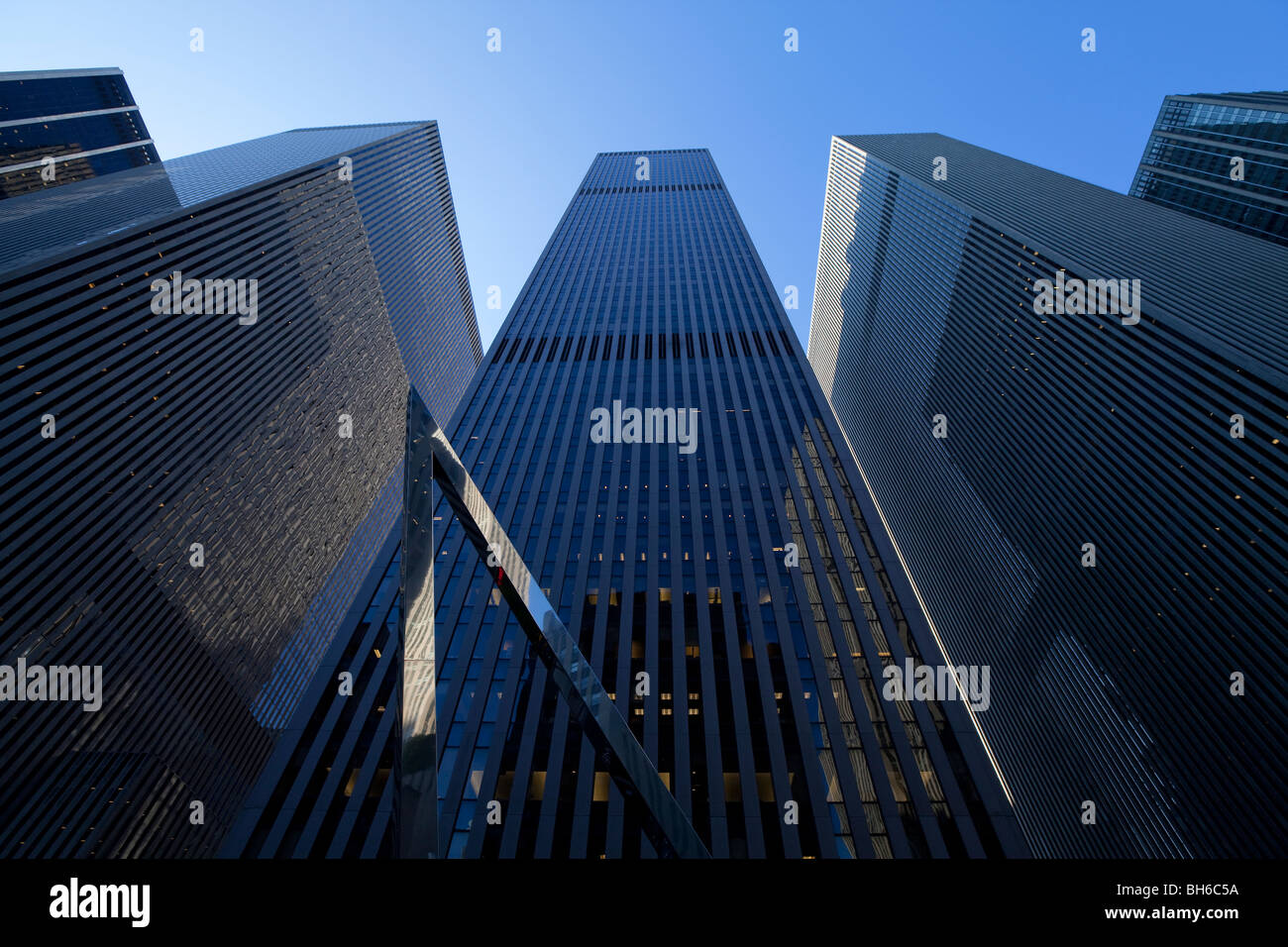 Stati Uniti d'America, New York City, Manhattan, basso angolo vista dei grattacieli della sesta Avenue Foto Stock