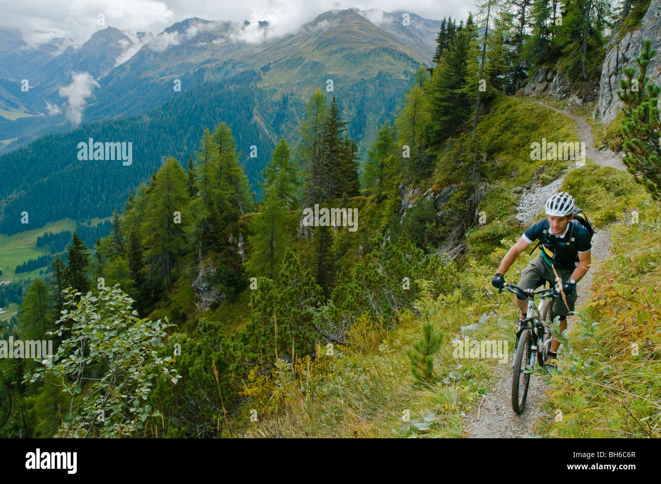 Mountain-biker su singletrack Alpine alto sopra di Davos nel cantone svizzero dei Grigioni/Grigioni Foto Stock