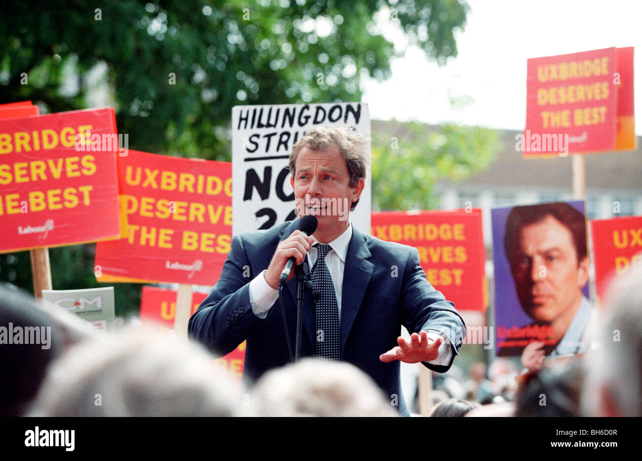Il primo ministro Tony Blair di campagna per il candidato del lavoro in Uxbridge subito dopo la sua elezione generale trionfo nel 1997 Foto Stock