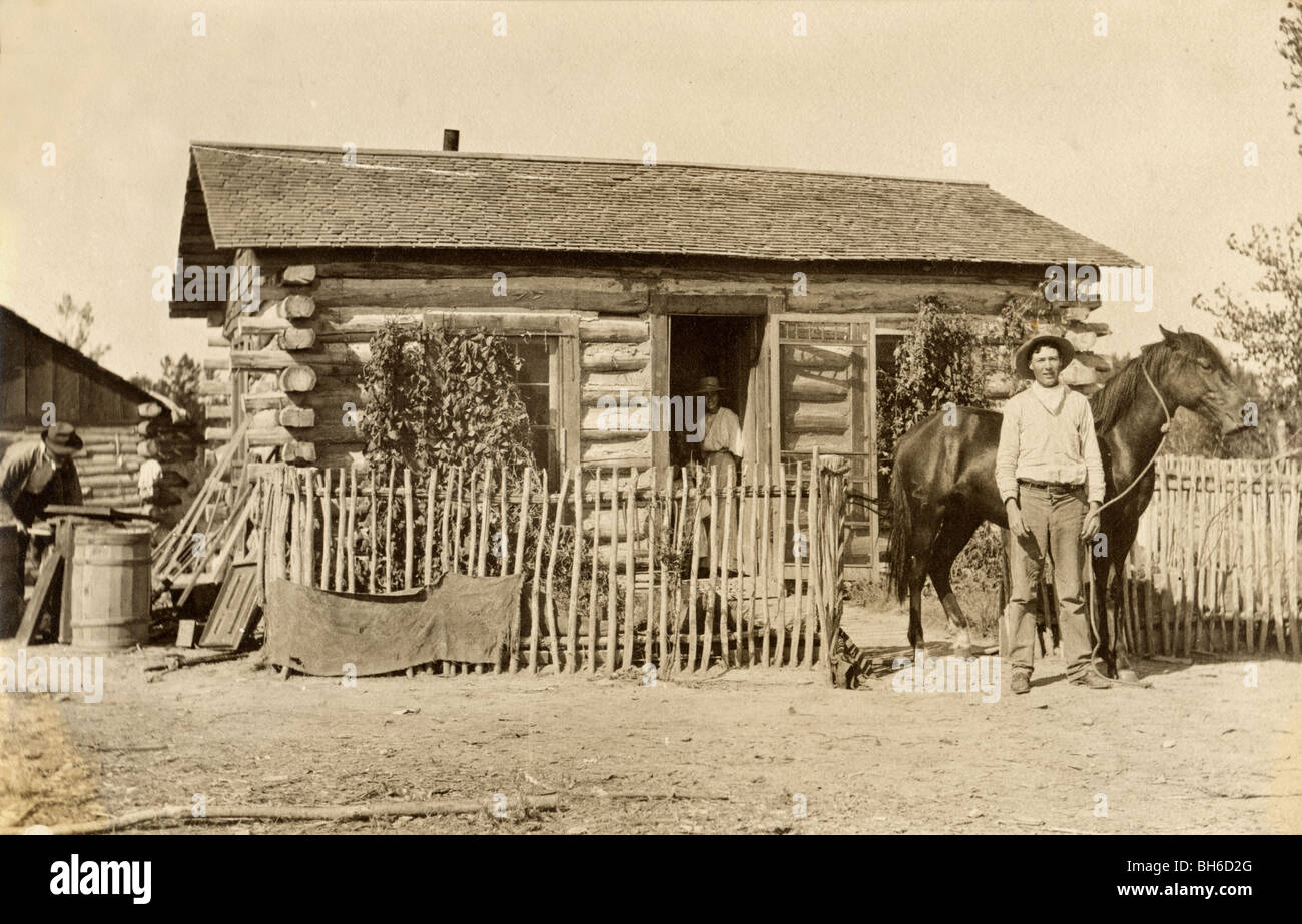 Cowboy & moglie a Log Cabin Homestead Foto Stock