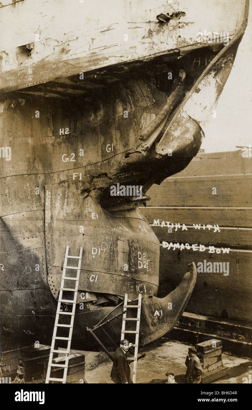 Nave Matina con prua danneggiata Foto Stock