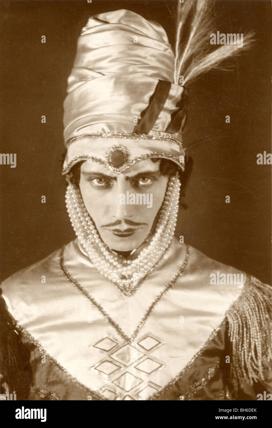 Mentalisti teatrale o lettore di mente in costume Foto Stock