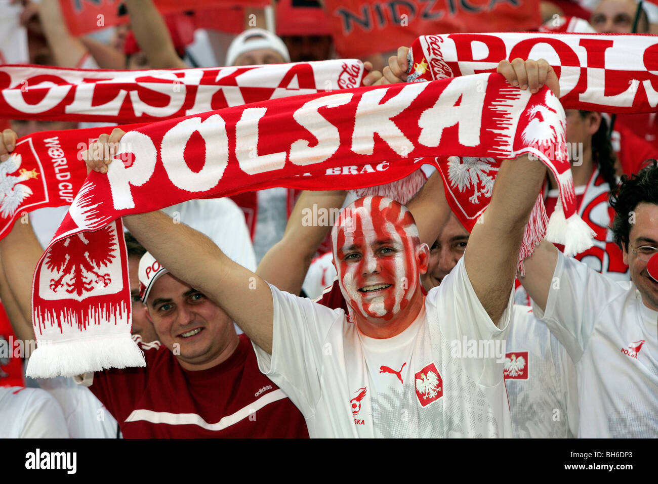 Polacco per gli appassionati di calcio possono contenere fino sciarpe al 2006 Fase finale della Coppa del Mondo di calcio Foto Stock
