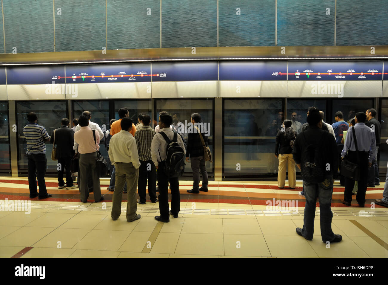 In attesa che il treno, la metropolitana di Dubai Foto Stock