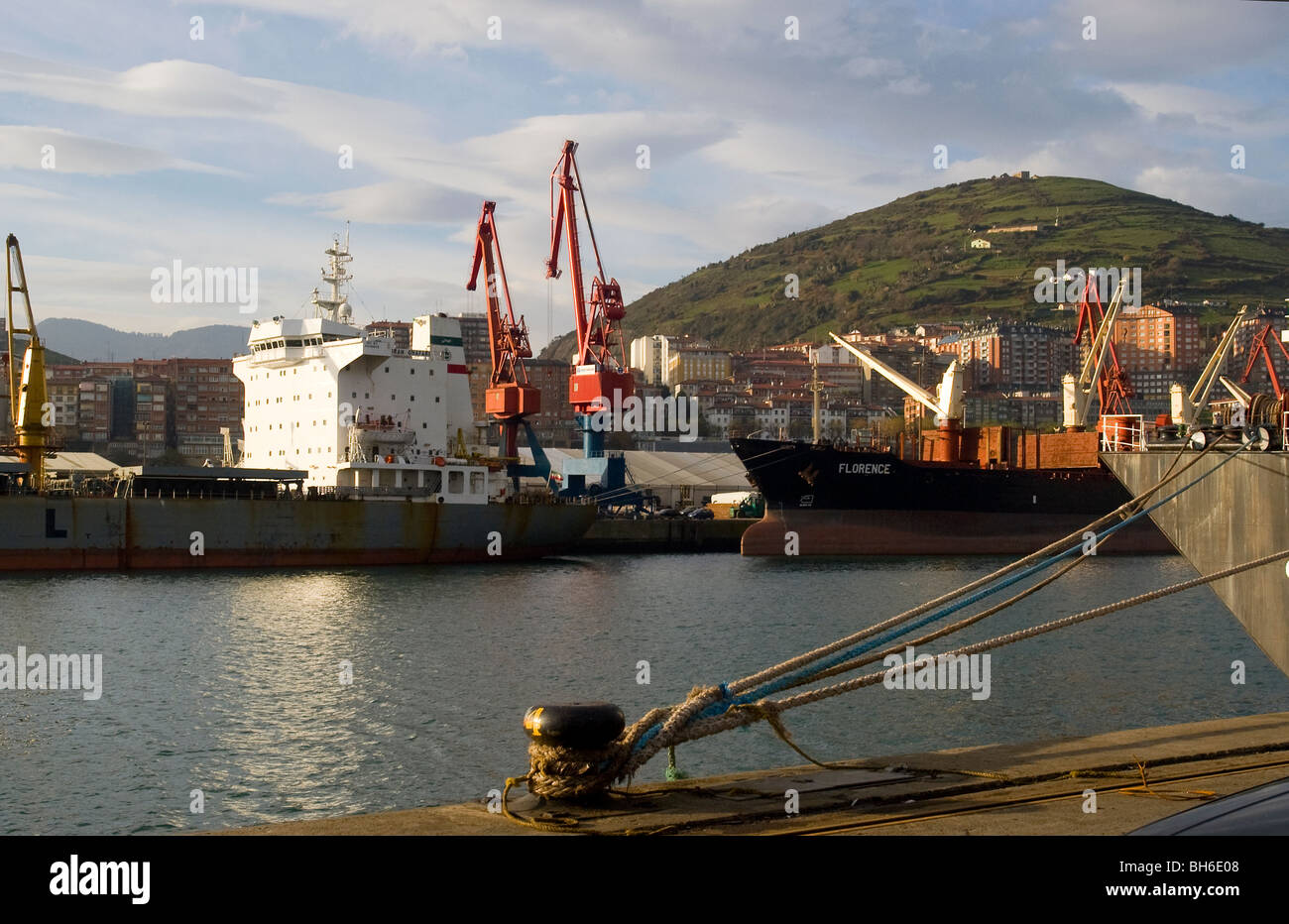 Navi essendo caricato con carico a Bilbao, Spagna Foto Stock