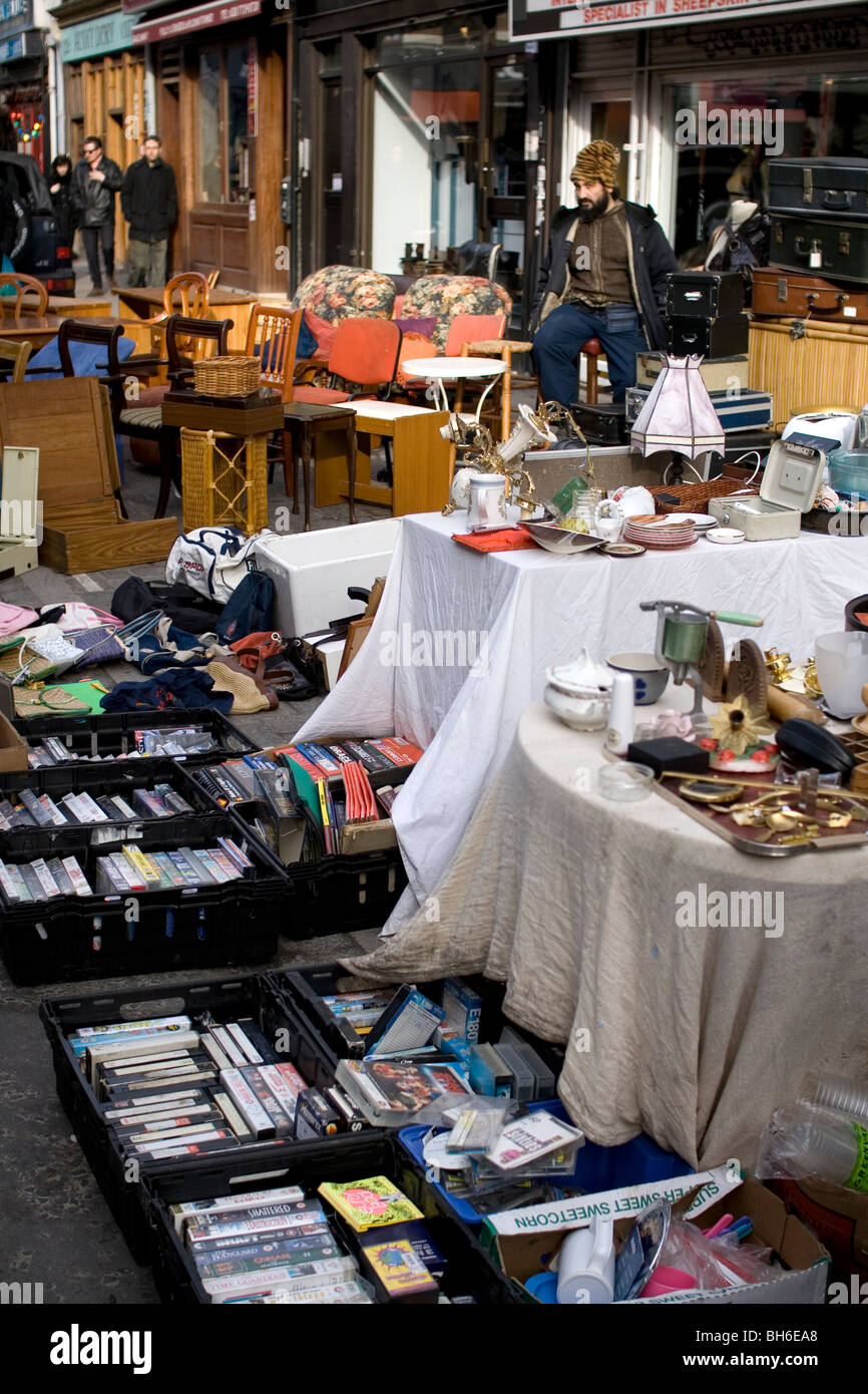 Brick Lane market London E1 bric a brac stallo. Foto Stock