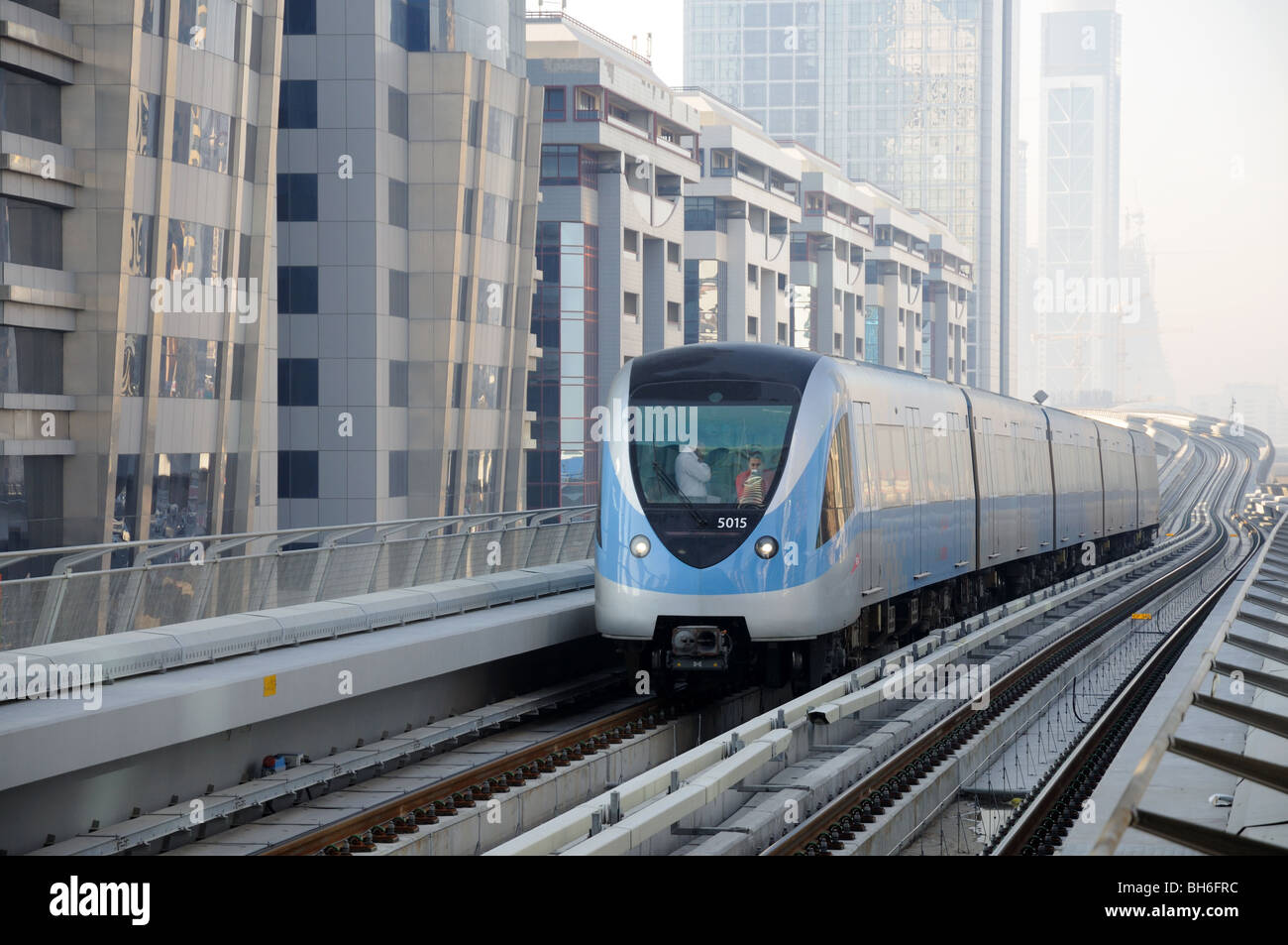Metro treno arriva alla stazione di Sheikh Zayed Road, Dubai EMIRATI ARABI UNITI Foto Stock
